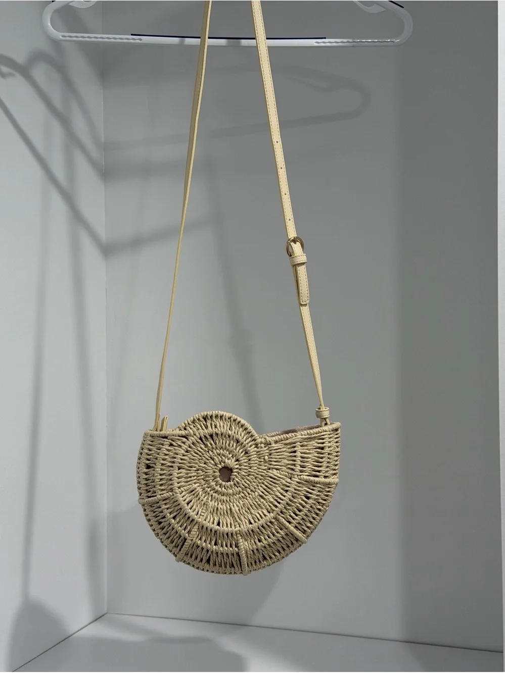 Lauren Conrad Woven Straw Shell shaped Crossbody Bag - Picture 1 of 3